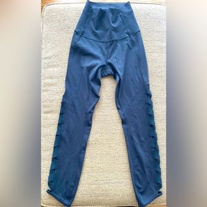 Lululemon wunder under like leggings with side leg detail in size 4